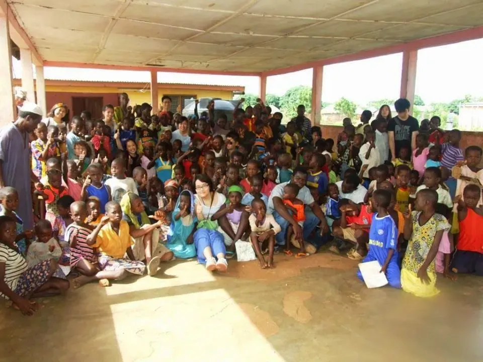 Community children, volunteers from Hong Kong and the Drive Aid Ghana team at Nantong Zuo, 2012